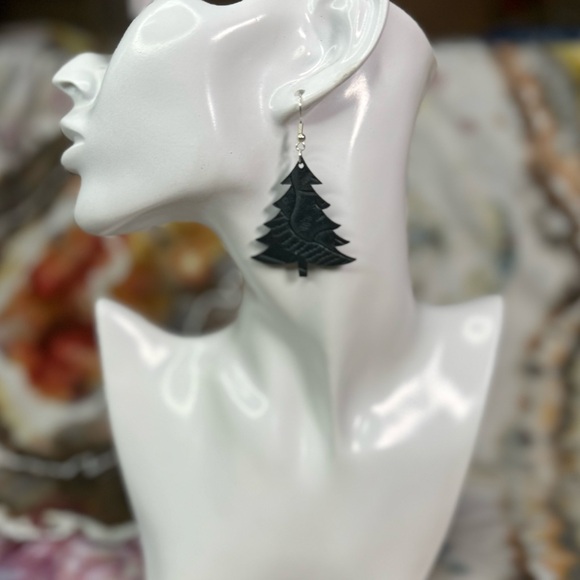 Christmas Classic Tree Earrings embossed green leather hand crafted - Picture 2 of 6